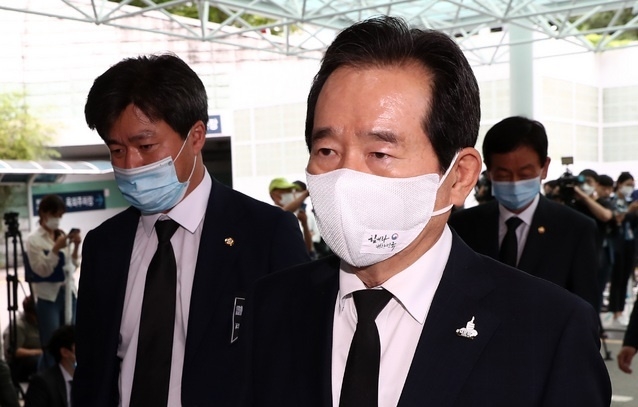 정세균 국무총리가 10일 오후 고 박원순 서울시장의 빈소가 차려진 서울 종로구 서울대병원 장례식장으로 들어가고 있다.