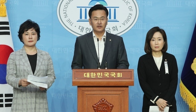 미래통합당 유상범, 조수진, 전주혜 의원이 12일 오후 서울 여의도 국회 소통관에서 법사위 현안 긴급 기자회견을 하고 있다.