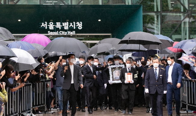  박원순 서울특별시장의 영현이 13일 서울시청에서 영결식을 마친 후 서울추모공원으로 봉송되고 있다.