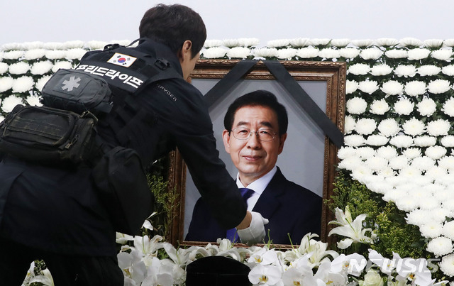 지난 13일 서울 중구 서울광장에 차려진 고 박원순 서울시장의 시민분향소가 철거되고 있다(사진/뉴시스)