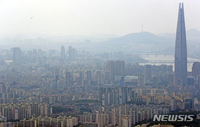 경기 광주시 남한산성에서 서울 강남지역 아파트 단지의 모습이 보이고 있다.(사진/뉴시스)