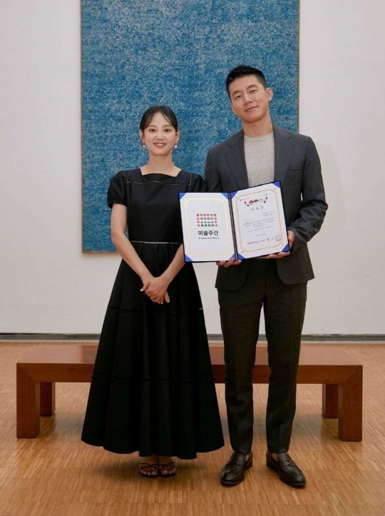 윤승아 홍보대사 활동을 김무열과 함께 하게 됐다. 사진=미술주간 제공