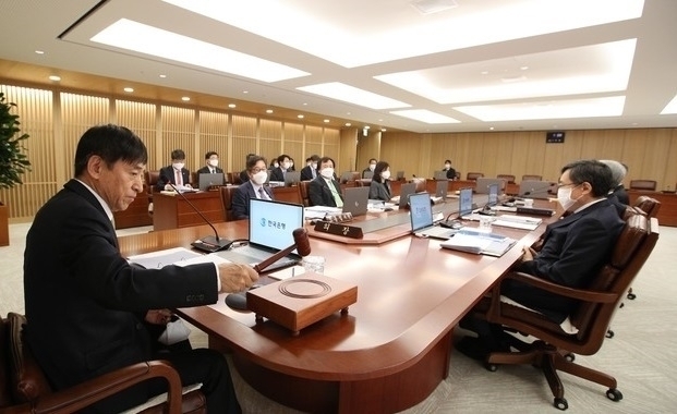 한국은행 금융통화위원회(금통위)가 16일 기준금리를 연 0.5%로 동결했다.