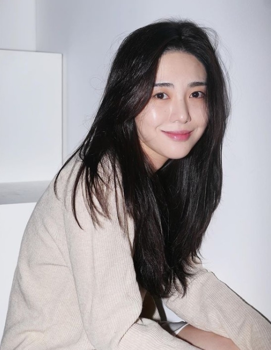 권민아 공식입장 공개됐다. 7월 “극단적 선택을 했다”며 손목의 자해 흔적 사진을 공개했던 권민아는 6일에도 소셜네트워크서비스에 손목에 자해를 시도한 사진을 게재했다. 사진은 AOA 에이오에이 출신 배우 권민아. (사진=권민아 소셜네트워크서비스 캡처)