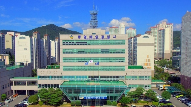 경남 통영해양경찰서(서장 김평한)는 9일 오전 8시 2분께 거제시 남부면 해금강 인근 해상에서 활동중 십자동굴 내부에 고립된 핀수영동호회원 23명을 전원 구조했다.