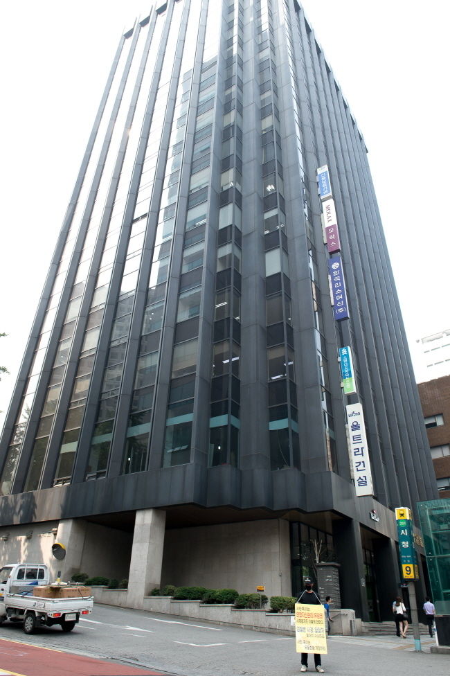 지난 28일 국내 주요 은행들이 출자해 만든 최대 부실채권 투자회사(NPL)인 연합자산관리주식회사(이하 유암코)가 갑질을 일삼다 전·현직 대표이사가 검찰 고소를 당한 것으로 확인됐다.