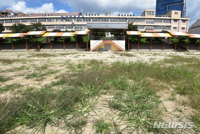 신종 코로나바이러스 감염증(코로나19) 확산으로 초중고 학교의 등교 수업이 중지된 가운데 8일 학생들의 발길이 끊긴 경기 수원시 영통구 한 중학교 운동장이 잡초로 뒤덮혀 있다..(사진/뉴시스)
