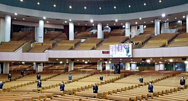 사회적 거리두기 2단계가 시행 중인 수도권에서는 오는 20일부터 교회 예배당 인원을 기존 20명에서 50명으로 허용한다. 단 300석 미만 교회 예배당은 제외된다. 사진은 교회 예배당에서 거리두기 수칙을 지키며 예배하고 있는 모습. 사진=한교총 제공