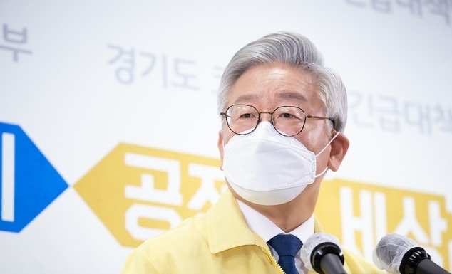 9일 오전 경기도청 브리핑실에서 열린 코로나19 위기 극복을 위한 경제정책 관련 경기도지사 긴급 기자회견에서 이재명 경기도지사가 기자 질의용 모니터를 응시하고 있다.(사진=경기도 제공)