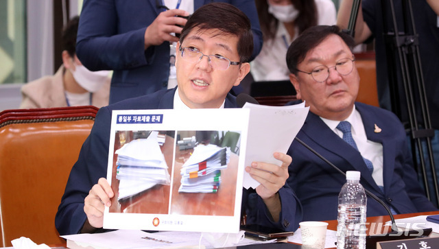 김홍걸 더불어민주당 의원이 23일 서울 여의도 국회에서 열린 이인영 통일부장관 후보자 인사청문회에서 질의하고 있다.