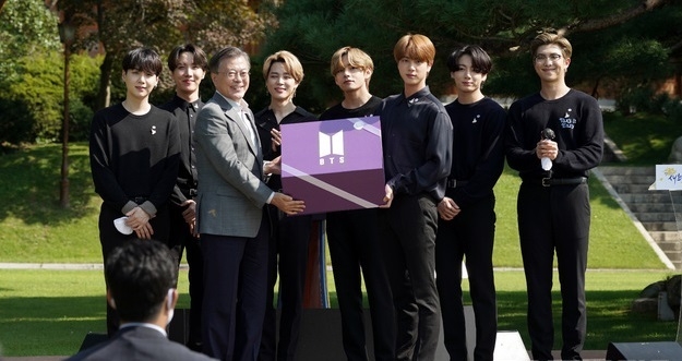 재인 대통령이 19일 오전 청와대 녹지원에서 열린 제1회 청년의날 기념식에서 방탄소년단(BTS)으로부터 음악적 성과물과 메시지 등을 담은 '2039년 선물'을 받고 있다.