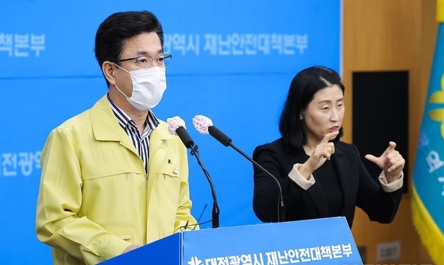 허태정 대전시장이 12일 오후 시청 대회의실에서 코로나19 관련 온라인 브리핑을 통해 고위험시설에 대해 집합금지에서 집합제한으로 행정조치를 변경하겠다고 밝히고 있다. (사진= 대전시 제공).