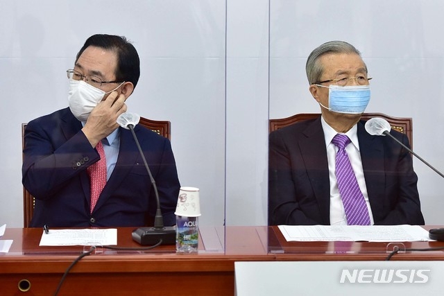 국민의힘 김종인 비상대책위원장과 주호영 원내대표이 21일 오전 국회에서 열린 당 비상대책위원회의에서 서로 다른 곳을 바라보고 있다. (공동취재사진) 2020.09.21.