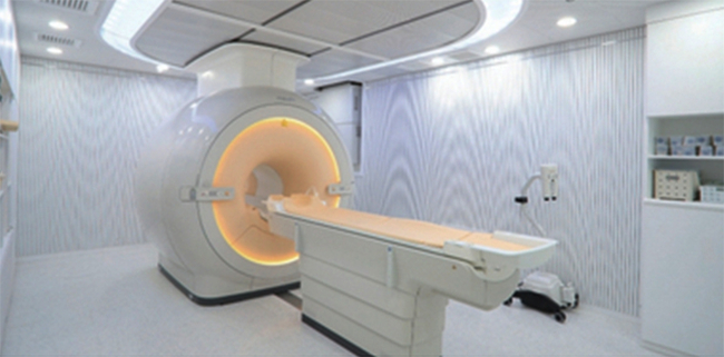 MRI(자가공명영상)는 강력한 자기장을 이용하여 인체 내의 영상 정보를 얻는 첨단 영상검사입니다. 거대한 원형 자석기계 안에 사람이 들어간 뒤 고주파를 발생, 인체 각 부위의 수소원자핵을 공명시킨 후 나오는 신호의 차이를 측정하고 분석합니다. 이를 통해 근육, 연골, 혈관, 신경 등의 정보를 얻을 수 있습니다. 강한 자성 때문에 검사를 받기 위해 MRI실로 들어가기 전 안경, 반지, 목걸이, 귀걸이, 허리띠 등 모든 금속성 물질을 반드시 제거해야 합니다. (사진=민트병원 제공)