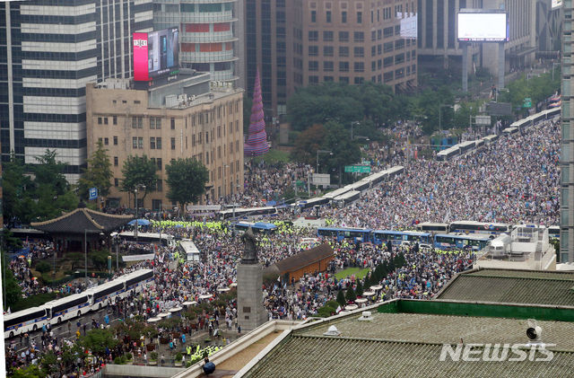 보수단체들이 지난 8월15일 서울 종로구 광화문 광장 주변에 대규모 집회를 이어가고 있다. (사진/뉴시스)