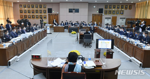 19일 경기도 수원시 팔달구 경기도청에서 국회 행정안전위원회의 경기도에 대한 국정감사가 진행되고 있다. (사진/뉴시스)