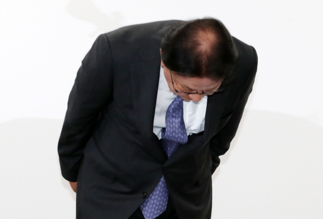 박근희 CJ대한통운 대표이사가 22일 오후 서울 중구 태평로빌딩에서 택배 노동자 사망 사건과 관련해 고개를 숙여 사과하고 있다.