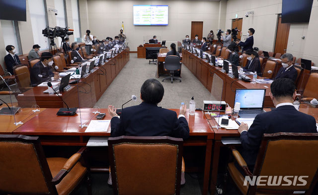 윤석헌 금융감독원장이 13일 서울 여의도 국회에서 열린 정무위원회의 금융감독원에 대한 국정감사에서 의원질의에 답하고 있다. (공동취재사진) 2020.10.13.