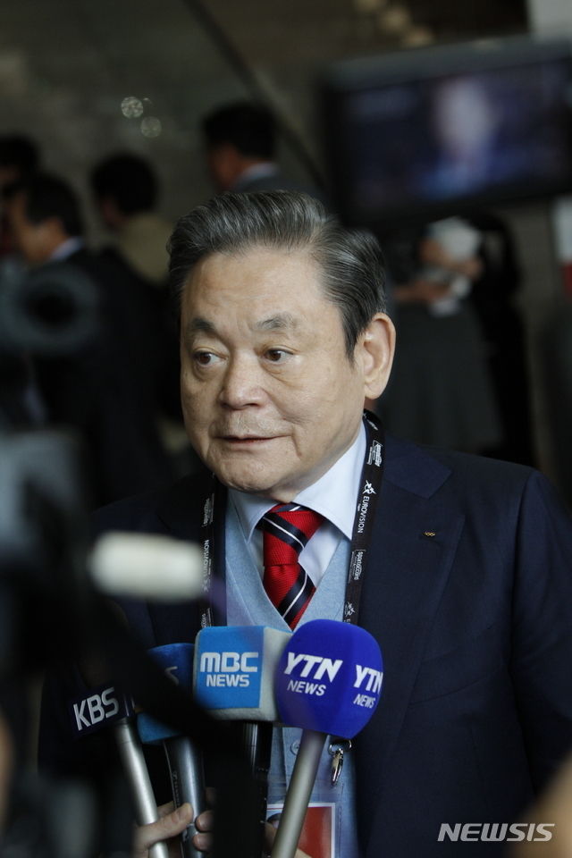 이건희 삼성그룹 회장이 25일 별세했다. 향년 78세. 이건희 회장은 1942년 1월9일 대구에서 고 호암 이병철 삼성그룹 창업주의 셋째 아들로 태어나 이병철 회장이 타계한 이후 1987년 12월 삼성그룹 회장 자리에 올랐다. 이후 반도체 사업 등을 잇달아 성공시키며 글로벌 무대에선 다소 뒤처지던 삼성전자를 명실상부한 세계 초일류 기업으로 키워냈다. 사진은 2011년 평창동계올림픽 유치활동 사진. (사진=삼성전자 제공). 
