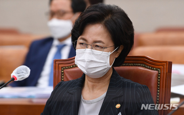 추미애 법무부장관이 지난 12일 국회에서 열린 법제사법위원회의의 법무부 등에 대한 국정감사에서 추 장관의 발언 태도 등과 관련한 야당의원들의 의사진행발언을 듣고 있다. (공동취재사진) 