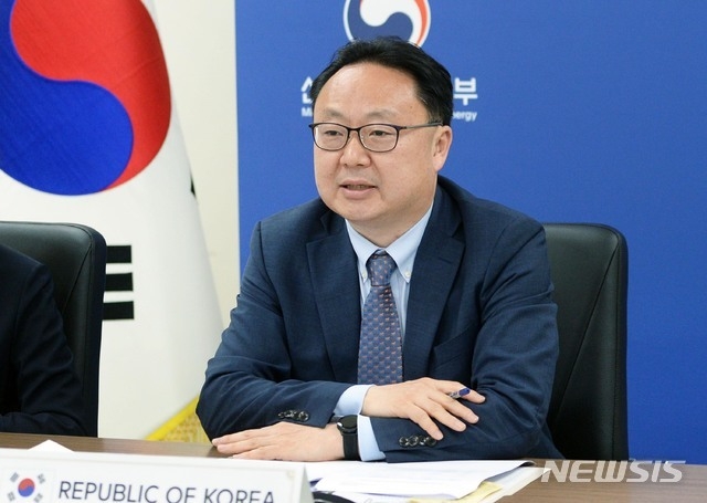 이경식 산업통상자원부 FTA교섭관(수석대표)이 세종 정부세종청사 산업부 영상회의실에서 '한중 FTA 서비스투자 후속협상 7차 화상회의'를 하고 있다. (사진=산업통상자원부 제공) 