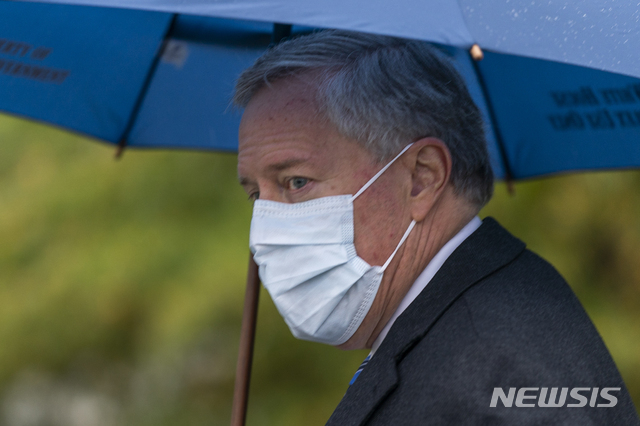 마크 메도스 미국 백악관 비서실장은 25일(현지시간) "우리는 전염병의 대유행(Pandemic)을 통제하지 않을 것"이라고 발언했다. 사진은 이날 백악관 웨스트윙의 잔디밭을 지나는 메도스 비서실장의 모습. (사진/뉴시스)