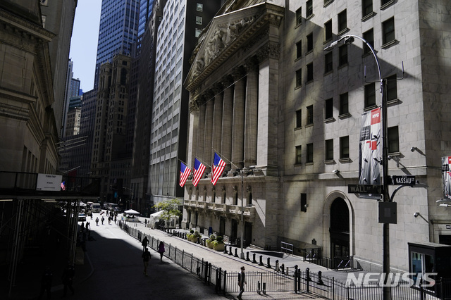 지난 14일 뉴욕 시민들이 뉴욕 증권거래소(NYSE) 앞을 지나가고 있다. 2020.10.22 (사진/뉴시스)