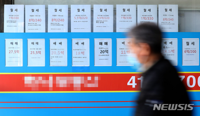 전세물량 품귀가 이어지면서 서울 아파트 전세가격 상승폭이 5년만에 최대치를 기록한 8일 오후 서울 송파구의 한 공인중개업소에 매물 정보가 게시되어 있다. 2020.11.08. (사진/뉴시스)