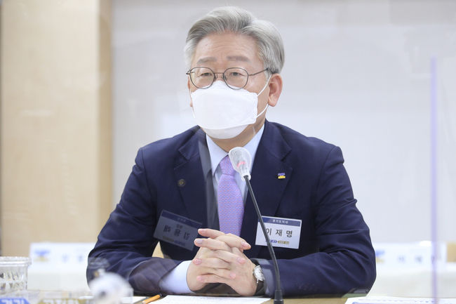 이재명 경기도지사 지난 20일 3차 재난지원금을 소멸성 지역화폐로 전 국민에게 지급해야 한다고 필요성을 강조했다 (사진=뉴시스 제공)