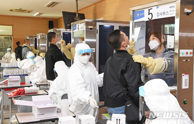 지난 23일 해군교육사령부에서 해군병 671기 입영대상자들이 PCR검사를 받고 있다. (사진=해군교육사령부 제공) 2020.11.23.