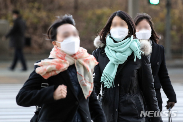 아침 체감온도가 영하권으로 떨어진 지난 23일 오전 서울 여의도 환승센터에서 출근길 시민들이 목도리를 두르고 있다. 2020.11.23.(사진/뉴시스)