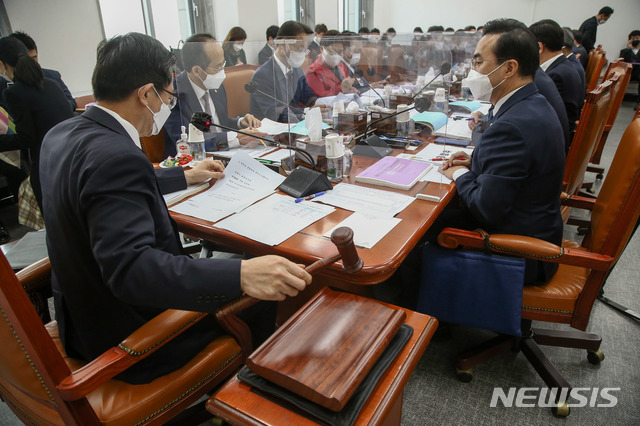 정성호 예산결산특별위원회 위원장이 17일 서울 여의도 국회에서 열린 예산안등조정소위원회의를 진행하고 있다. (공동취재사진) 2020.11.17.