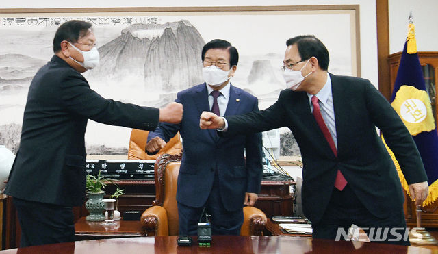 김태년 더불어민주당 원내대표, 주호영 국민의힘 원내대표가 23일 서울 여의도 국회 의장실에서 박병석 국회의장 주재 여야 원내대표 회담 전 인사하고 있다. (공동취재사진) 2020.11.23.