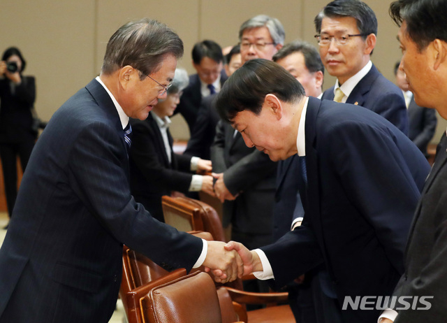 문재인 대통령이 8일 청와대 본관 집현실에서 열린 공정사회를 향한 반부패정책협의회에 참석해 윤석열 검찰총장과 악수를 나누고 있다. 2019.11.08(사진/뉴시스)
