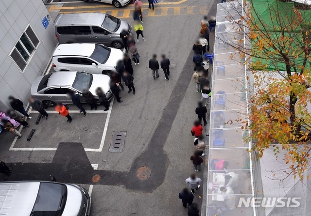 부산지역에 신종 코로나바이러스 감염증(코로나19) 확진자가 급증하고 있는 가운데 26일 오전 부산진구보건소 선별진료소를 찾은 시민들이 코로나19 진단검사를 받기 위해 길게 줄을 선 채 차례를 기다리고 있다. 2020.11.26. (사진/뉴시스)