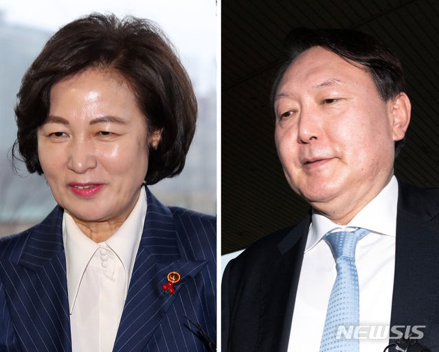 지난 1월7일 추미애(왼쪽부터) 법무부 장관과 윤석열 검찰총장이 회동을 앞두고 경기 과천시 법무부 청사로 들어서는 모습. 2020.01.07. (사진/뉴시스)