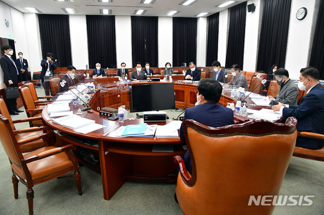 24일 오후 서울 여의도 국회에서 정보위원회 전체회의가 국민의힘 의원들이 불참한 가운데 열리고 있다. 이날 정보위 전체회의에 앞서 열린 법안소위에서 '국가정보원법 개정안'과 관련 국민의힘 의원들이 대공수사권 이관에 반대하며 자리를 떠나 전체회의 개의시간에 참석하지 않았다. (공동취재사진) 2020.11.24.