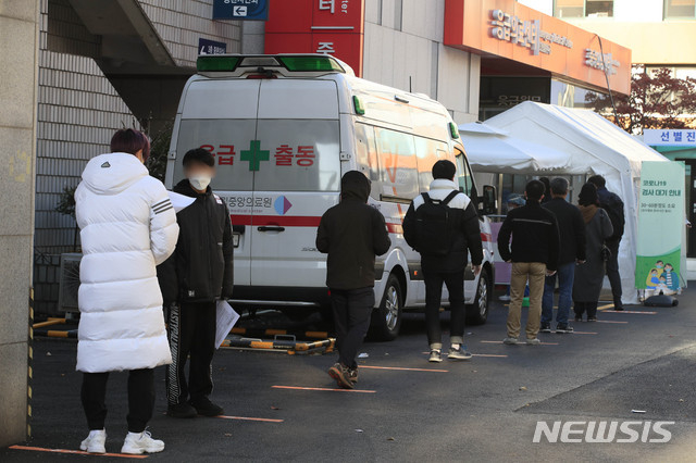 지난 1주간 신종 코로나바이러스 감염증(코로나19) 평균 국내발생 환자 수가 사회적 거리두기 전국 2.5단계 격상 기준인 400명을 넘어선 것으로 나타난 28일 오후 서울 중구 국립중앙의료원에서 내원객들이 코로나19 검사를 받기 위해 거리를 두고 대기하고 있다.