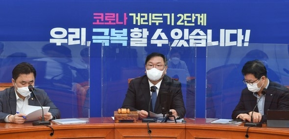 김태년 더불어민주당 원내대표가 27일 오전 서울 여의도 국회에서 열린 최고위원회의에서 모두발언을 하고 있다.