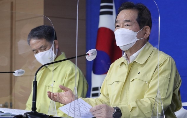 정세균 국무총리가 29일 오후 서울정부청사에서 열린 코로나극복 긴급 기자 간담회에서 취재진 질의에 답하고 있다. 정세균 국무총리는 29일 "수도권 거리두기를 2단계로 유지하되 집단 감염 발생 위험도가 높은 사우나·한증막은 운영을 금지하겠다"고 밝혔다.