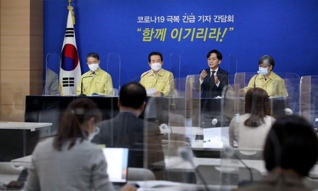 정세균 국무총리가 29일 오후 서울 종로구 정부서울청사 합동브리핑실에서 열린 신종 코로나바이러스 감염증(코로나19) 극복 긴급 기자간담회에 참석해 수도권 사회적거리두기 2단계 유지와 비수도권 1.5단계 상향에 대한 발표하고 있다. 왼쪽부터 박능후 보건복지부 장관, 정세균 국무총리, 수화통역, 정은경 질병관리청장.