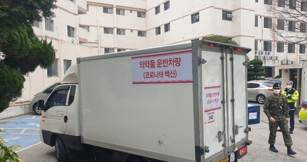 27일 오전 경남 창원시 마산회원구 동서병원에 도착한 아스트라제네카 백신 운반 차량.(사진=동서병원 제공)
