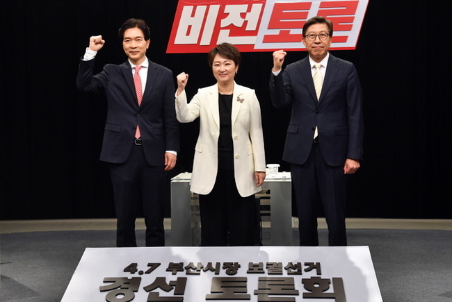 국민의힘 부산시장 보궐선거 경선 마지막 합동토론회가 열린 25일 오후 부산 해운대구 KNN방송국 스튜디오에서 예비후보들이 토론에 앞서 기념촬영을 하고 있다. 왼쪽부터 박성훈·이언주·박형준 예비후보. (사진=뉴시스 제공)