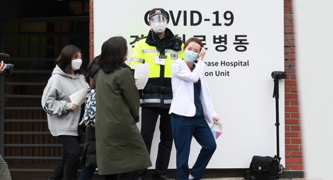 지난 28일 오전 서울 중구 국립중앙의료원 중앙예방접종선터에서 신종 코로나바이러스 감염증(코로나19) 백신 접종을 마친 의료진이 센터를 나서고 있다. (사진=뉴시스 제공)