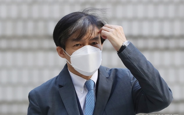 조국 전 법무부 장관이 지난해 11월3일 오전 서울 서초구 서울중앙지방법원으로 들어서고 있다.