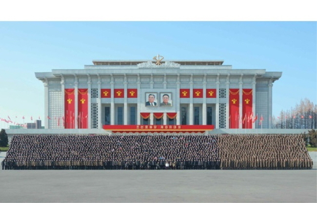북한 노동신문은 김정은 국무위원장이 지난 16일 김일성광장에서 제8차 조선노동당 당대회 기념 열병식에 참석한 방청자들과 기념촬영을 했다고 17일 보도했다. 2021.01.18. (사진=노동신문 캡쳐/뉴시스 제공)