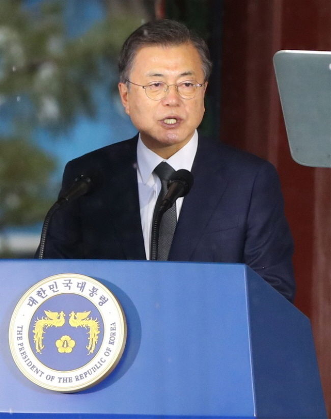 문재인 대통령이 1일 오전 서울 종로구 탑골공원에서 열린 제102주년 3·1절 기념식에 참석해 기념사를 하고 있다.(사진=뉴시스 제공)