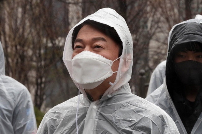 서울시장 보궐선거에 출마한 안철수 국민의당 대표가 1일 오후 서울 중구 손기정 체육공원을 18세 유권자 청소년들과 함께 방문해 손기정 동상에 참배 후 발언하고 있다.(사진=뉴시스 제공)