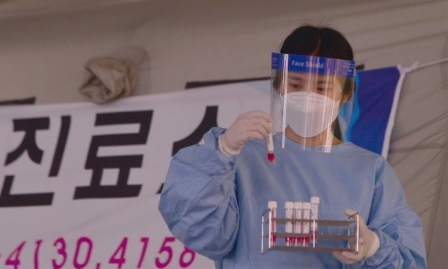 설 명절 당일인 지난달 12일 오전 광주 서구보건소 선별진료소에서 이유정 주무관이 채취한 검체를 분류하고 있다.(사진=뉴시스 제공)
