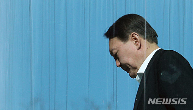 윤석열 검찰총장이 지난해 1월15일 오전 서울 서초구 대검찰청 구내식당으로 점심식사를 위해 이동하고 있다. (사진/뉴시스)